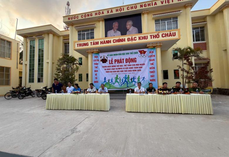 Tổ chức Ngày chạy Olympic của Đặc khu Thổ Châu Ngày chạy Olympic vì sức khỏe toàn dân là một hoạt động thể thao mang ý nghĩa thiết thực, góp phần nâng cao nhận thức của người dân về việc rèn luyện thân thể, xây dựng lối sống lành mạnh. Tại đặc khu Thổ Châu – một vùng biển đảo xa xôi nhưng giàu tinh thần đoàn kết – việc tổ chức Ngày chạy Olympic càng mang ý nghĩa sâu sắc, không chỉ thúc đẩy phong trào thể dục thể thao mà còn gắn kết cộng đồng dân cư và lực lượng vũ trang trên đảo. Việc tổ chức Ngày chạy Olym